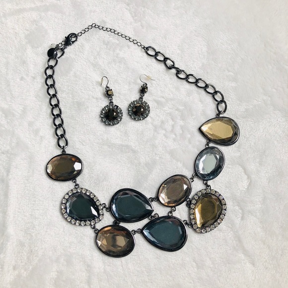 Gorgeous Statement Necklace w/ Matching Earrings - Picture 2 of 5